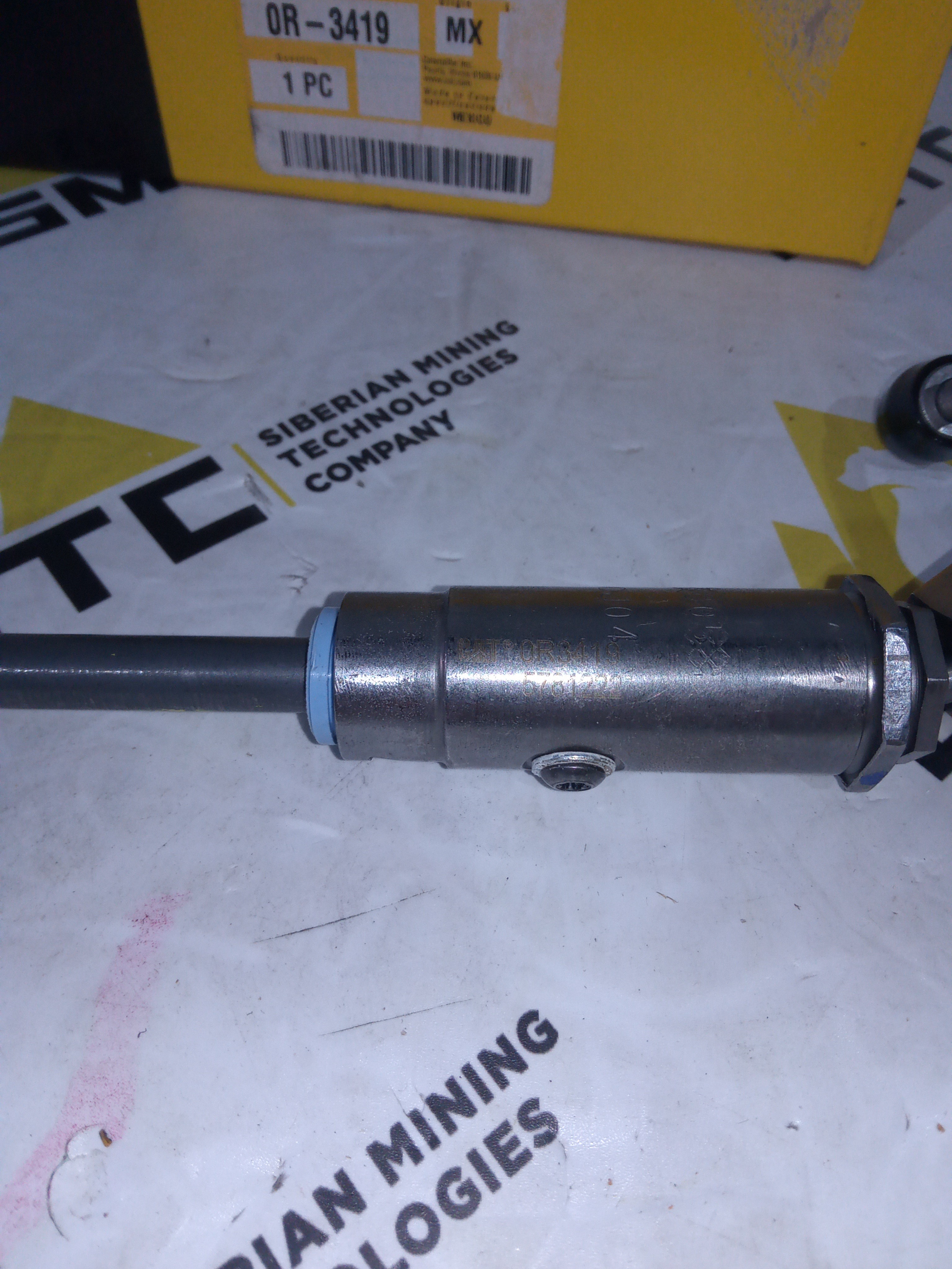 4W7015 Форсунка топливная