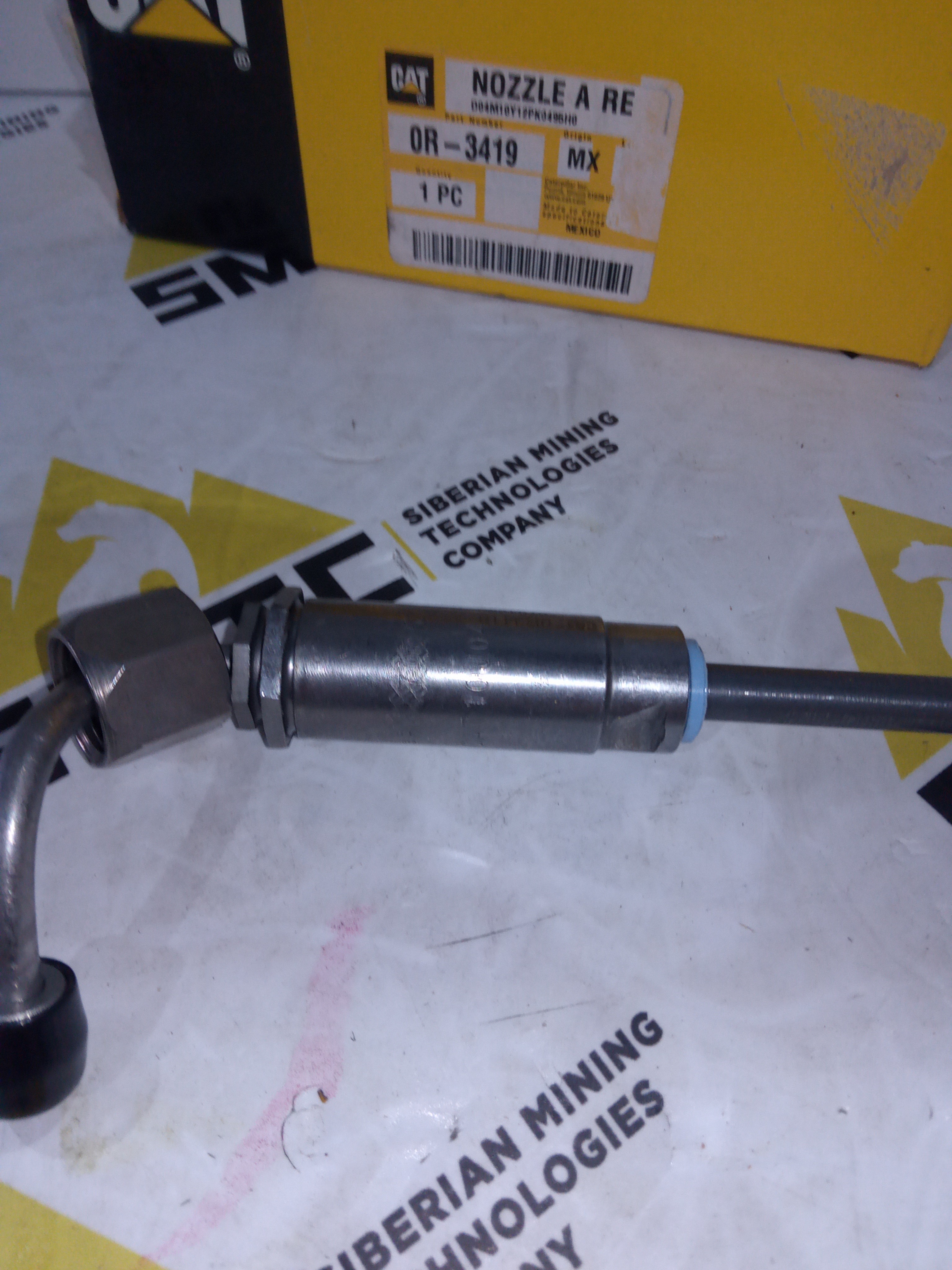 4W7015 Форсунка топливная