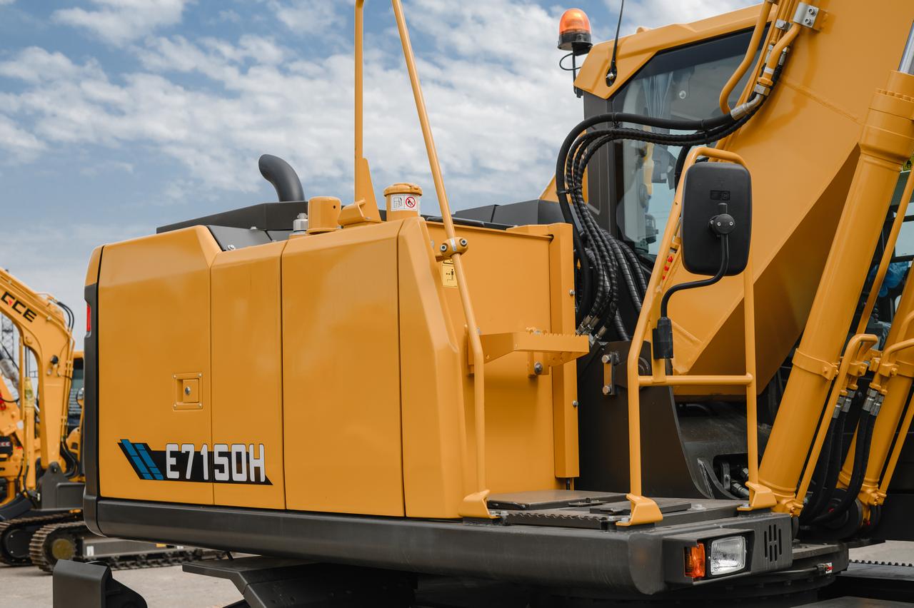 Экскаватор колесный LGCE E7150H