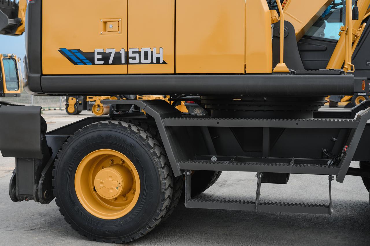 Экскаватор колесный LGCE E7150H